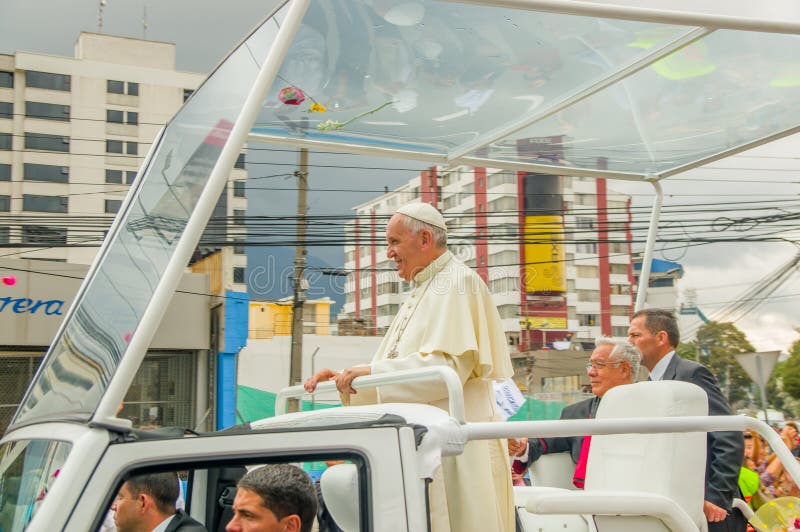 QUITO, EQUATEUR - 7 JUILLET 2015 : Pape Francisco disant le bonjour aux personnes équatoriennes sur la rue de Quitos, se lèvent d image stock QUITO, EQUATEUR - 7 JUILLET 2015 : Pape Francisco disant le bonjour aux personnes équatoriennes sur la rue de Quitos, se lèvent d image stock