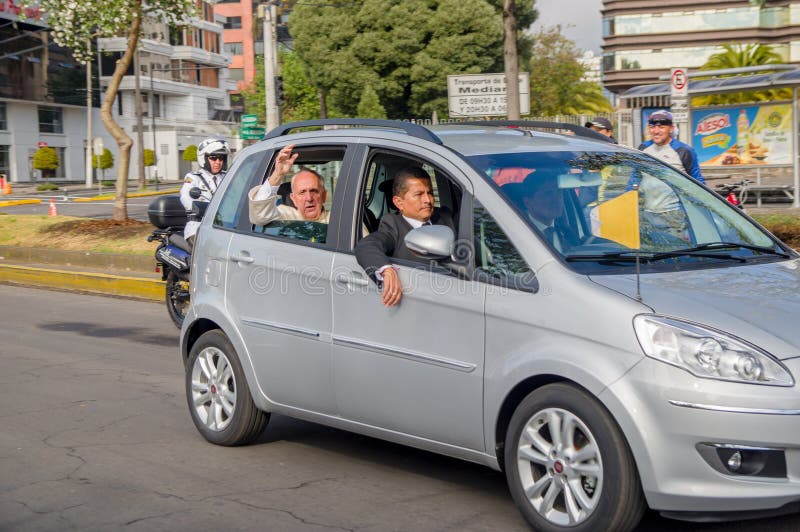 QUITO, EQUATEUR - 7 JUILLET 2015 : Petite voiture grise transportant le pape Francisco et ses gardes de corps, visite de l'Equate images stock QUITO, EQUATEUR - 7 JUILLET 2015 : Petite voiture grise transportant le pape Francisco et ses gardes de corps, visite de l'Equate images stock