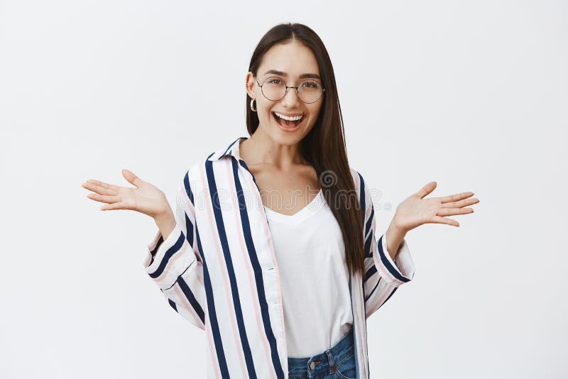 Quién cuida, déjenos se divierten Retrato del estudiante despreocupado apuesto divertido en camisa rayada y vidrios elegantes foto de archivo libre de regalías Quién cuida, déjenos se divierten Retrato del estudiante despreocupado apuesto divertido en camisa rayada y vidrios elegantes foto de archivo libre de regalías