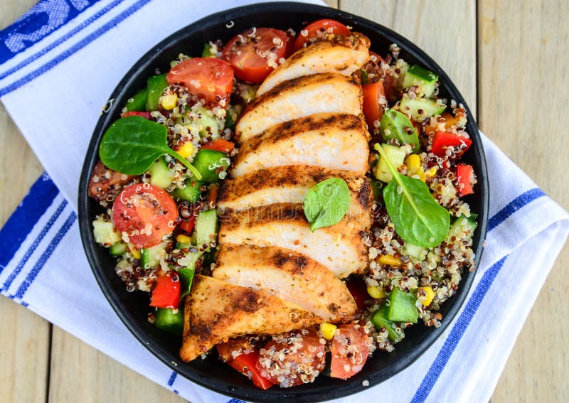 Qunioa-Salat mit gegrilltem Huhn lizenzfreie stockfotografie Qunioa-Salat mit gegrilltem Huhn lizenzfreie stockfotografie