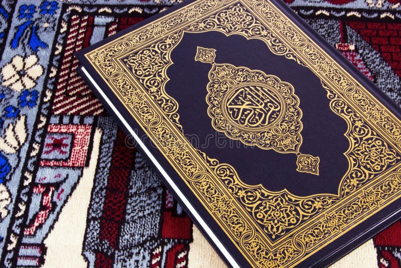 Rehal Avec Coran Ouvert Sur Tapis Prière Musulman L'intérieur
