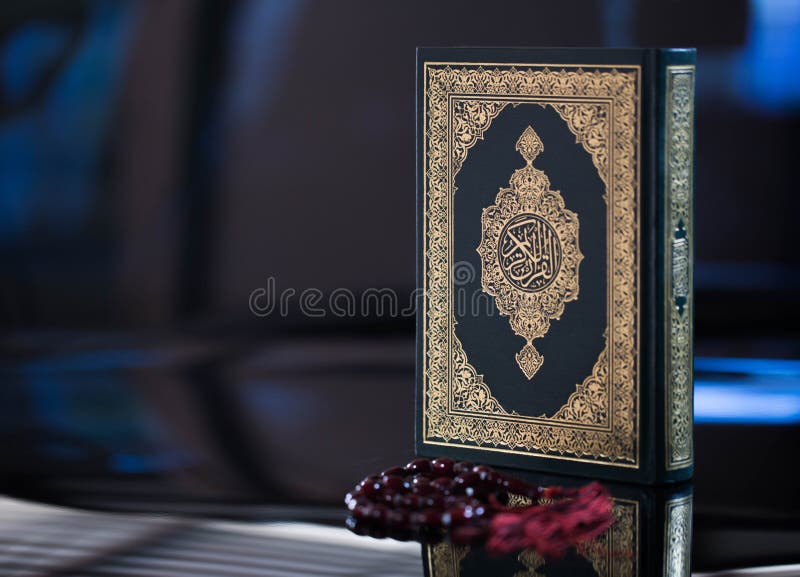 Kinh Quran - cuốn sách quan trọng nhất và được tôn sùng nhất của người Hồi giáo. Bức tranh cùng với tác phẩm Thánh này sẽ làm cho bạn được hiểu rõ hơn về giá trị về tôn giáo và văn hóa mà Quran mang lại cho nhân loại.