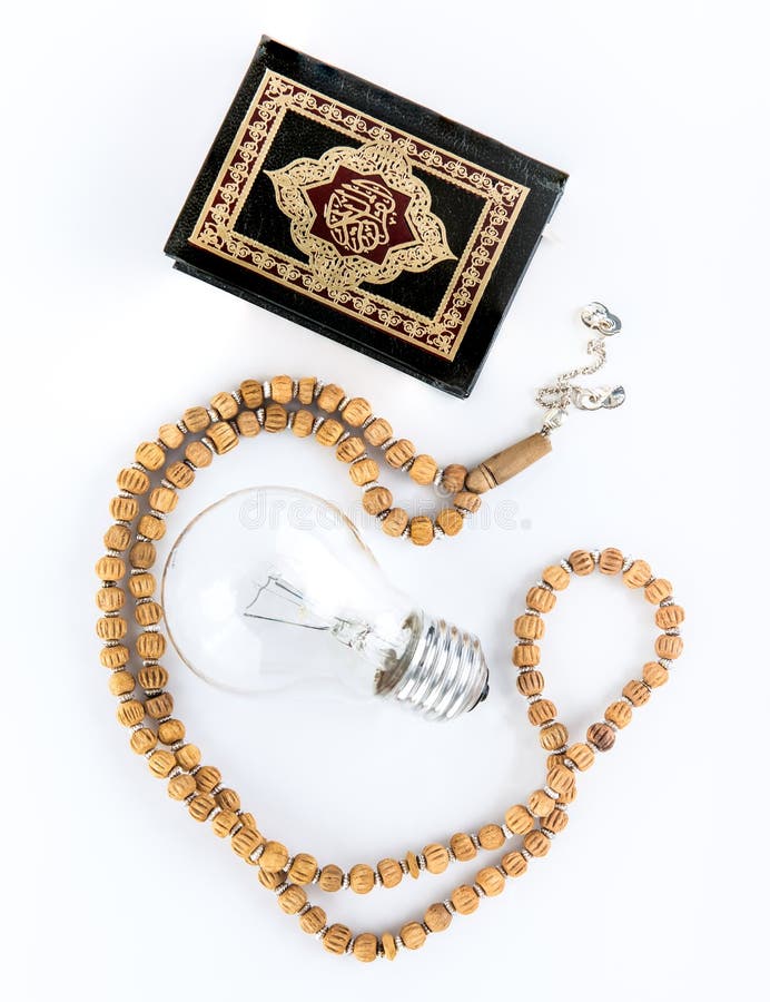 Quran mit Rosenbeet mit Lampe - Heilige Schrift von Moslems - der Koran - wei?er Hintergrund des Quran stockfotografie Quran mit Rosenbeet mit Lampe - Heilige Schrift von Moslems - der Koran - wei?er Hintergrund des Quran stockfotografie