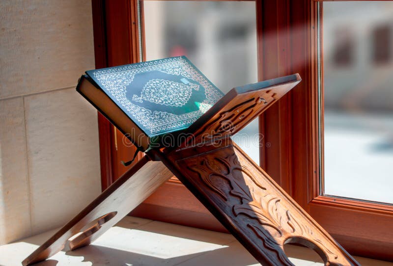 Quran, στον ξύλινο πίνακα στο μουσουλμανικό τέμενος στοκ φωτογραφίες