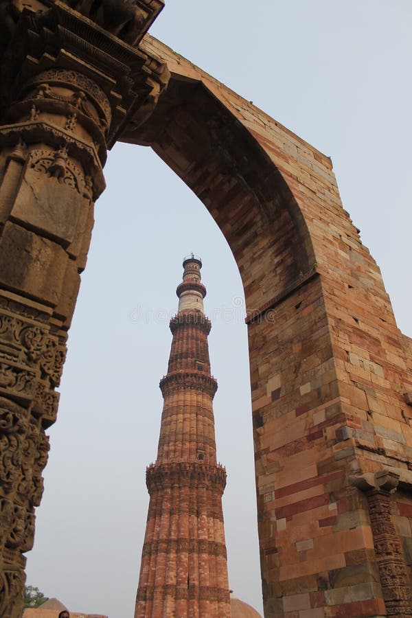 Qutb minar, la Nouvelle Delhi a encadré dans une porte en pierre image libre de droits Qutb minar, la Nouvelle Delhi a encadré dans une porte en pierre image libre de droits
