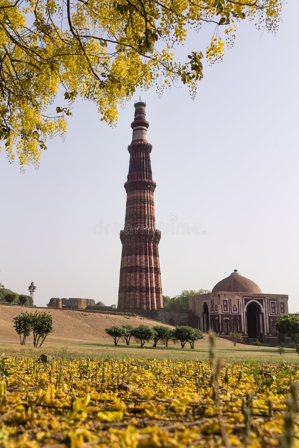 Qutub Minar en Alai Darwaza binnen Qutb complex in Mehrauli stock afbeelding Qutub Minar en Alai Darwaza binnen Qutb complex in Mehrauli stock afbeelding