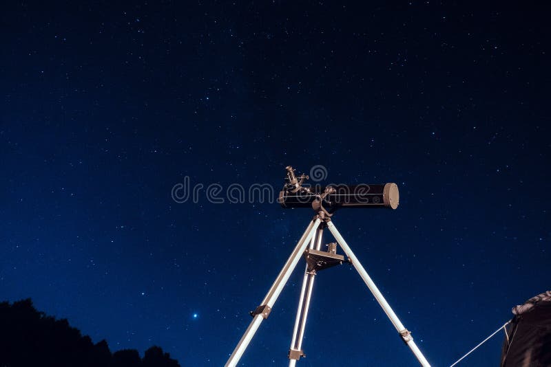 Télescope Réflecteur Sur Un Trépied Tente De Camping Touristique La Nuit  Sous Ciel étoilé Photo stock - Image du constellation, astronomique:  218744204