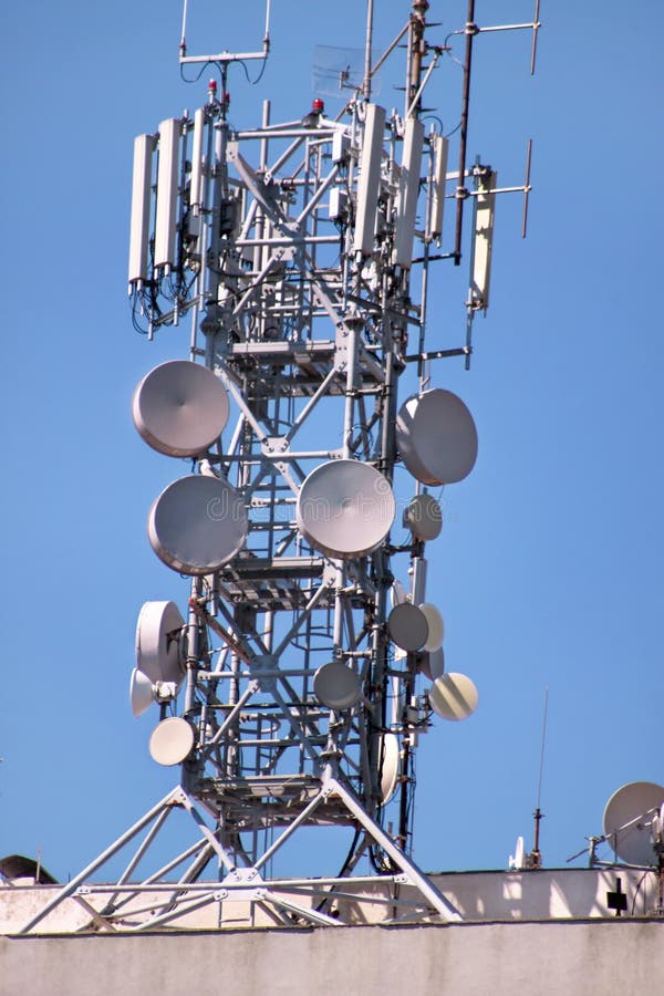 Répéteurs De Réseau De Télécommunication, Station De Base  Émetteur-récepteur. Émetteur Et Répéteur D'antenne De Communication Sans  Fil De Tour. Tour De Télécommunication Avec Antennes. Tour De  Télécommunication De Téléphone Portable. Banque D'Images