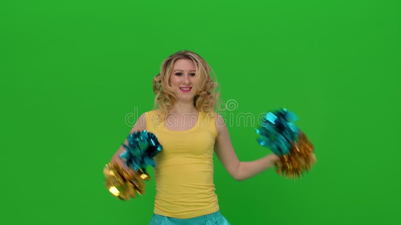 Une Jolie Jeune Pom-pom Girl En Uniforme Exécute Une Danse