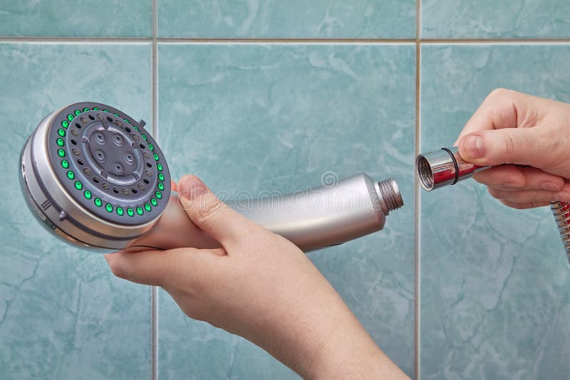 Pomme De Douche Sur Tuyau Flexible Dans La Salle De Bain Plomber Tuyau  Connecté à La Plomberie Maison. Image stock - Image du installez, fermer:  253938189