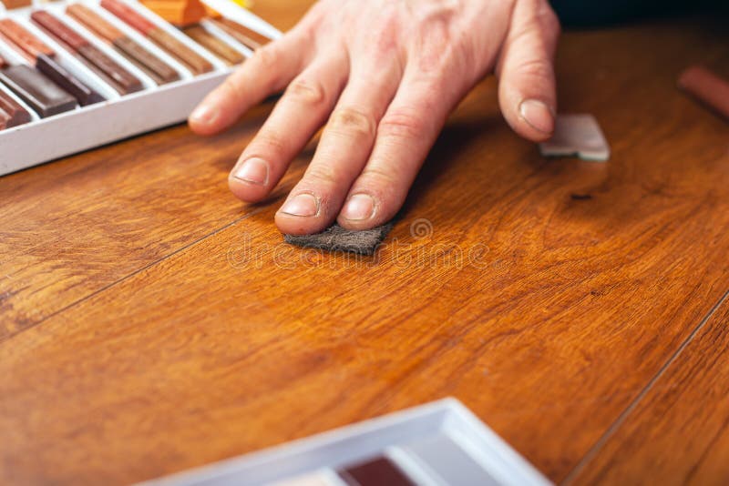 Réparation Et De Restauration Et De Parquet Laminé. Rayures Et