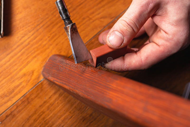 Réparation Et Restauration De Stratifié Et De Parquet. Scellement