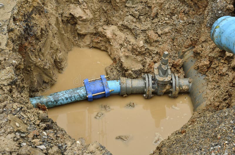 Le Tuyau Cassé De PVC Dans Le Fossé Coule L'eau Photo stock - Image du  inutile, personne: 34972970