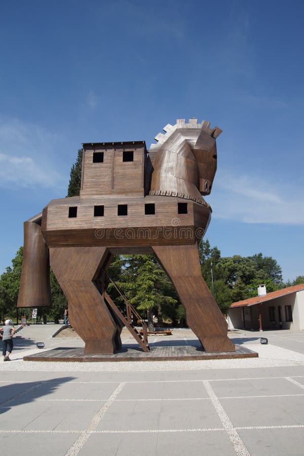 Estátua De Cavalo De Troia De Madeira Simbólica No Centro Da Cidade De  Canakkale Turquia Imagem de Stock Editorial - Imagem de militar, madeira:  166840684