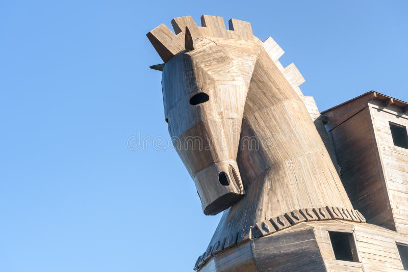 Réplica Do Cavalo De Troia Situada Em Troy, Turquia Imagem Editorial -  Imagem de azul, marco: 106472245