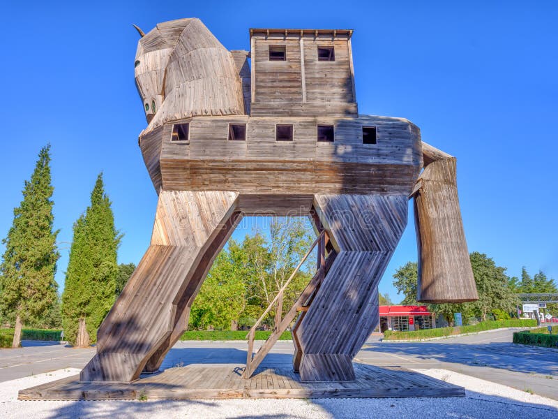 Cavalo De Troia De Madeira Em Canakkale, Turquia Imagem de Stock Editorial  - Imagem de turismo, marco: 93925579