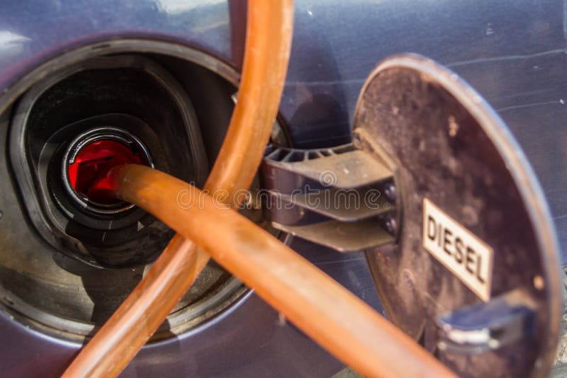 Réservoir De Carburant Diesel Qui Remplit La Cuve D'une Voiture En Panne D' essence Avec Un Tube Et Un Entonnoir Image stock - Image du propulseur,  combustible: 184728755