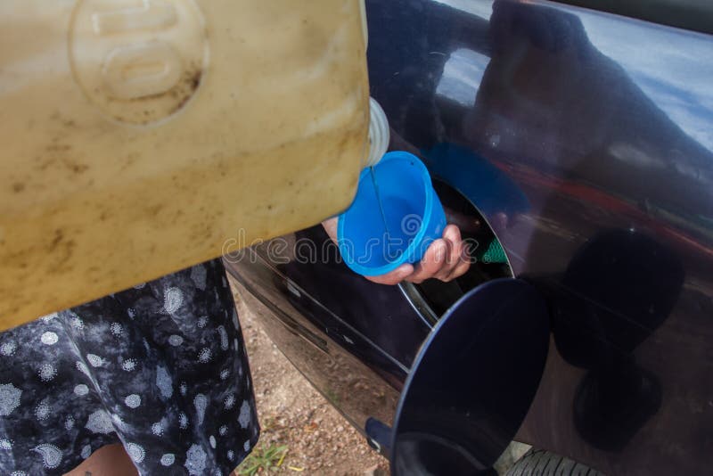 Réservoir De Carburant Diesel Qui Remplit La Cuve D'une Voiture En Panne D' essence Avec Un Tube Et Un Entonnoir Image stock - Image du propulseur,  combustible: 184728755