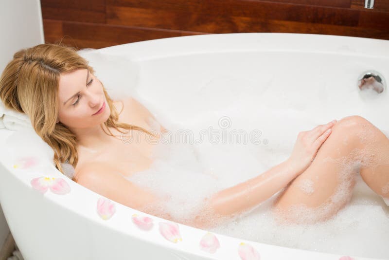 Rêver dans la baignoire photo stock. Image du joie, hygiène - 50403524