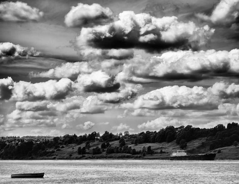 Río Ruso Y Vibrante Vivo Horizontal Con Las Nubes Dramáticas de archivo - Imagen de recorrido, historia: 61411819