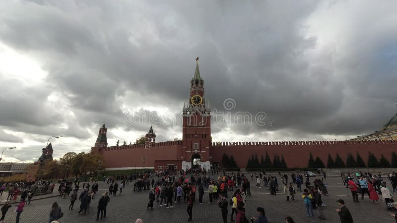 MOSCOW, RÚSSIA- JULHO 4: Devotos de Hare Krishna dançando com foliões de  carnaval durante o festival