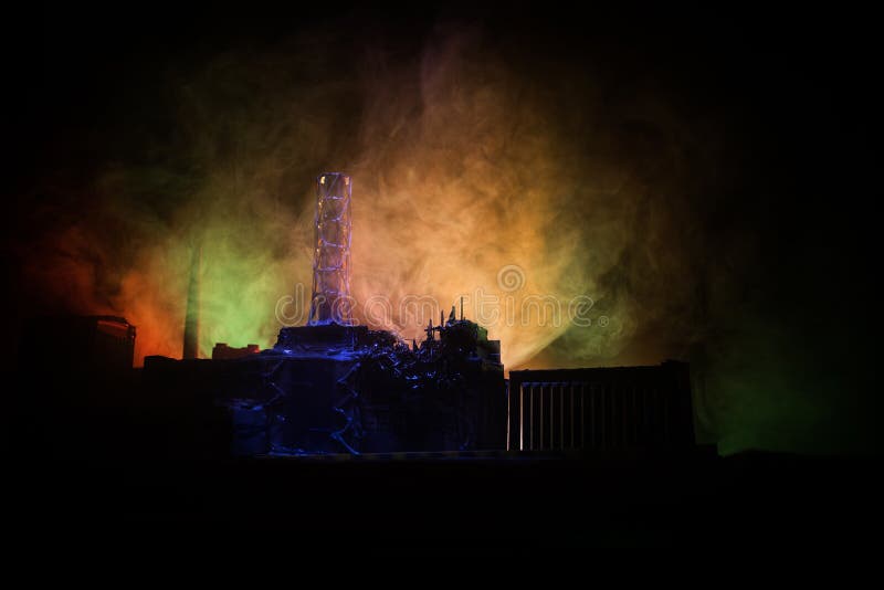 Свечение в чернобыле после взрыва. ЧАЭС столб света. Чернобыльская АЭС свечение. АЭС ночью. ЧАЭС ночью.