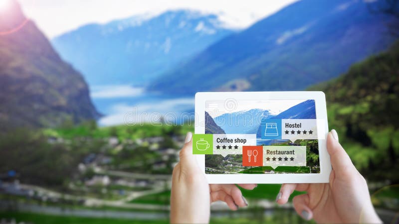 Realidade Aumentada, tecnologia de informação, é exibida num tablet na montanha fotos de stock