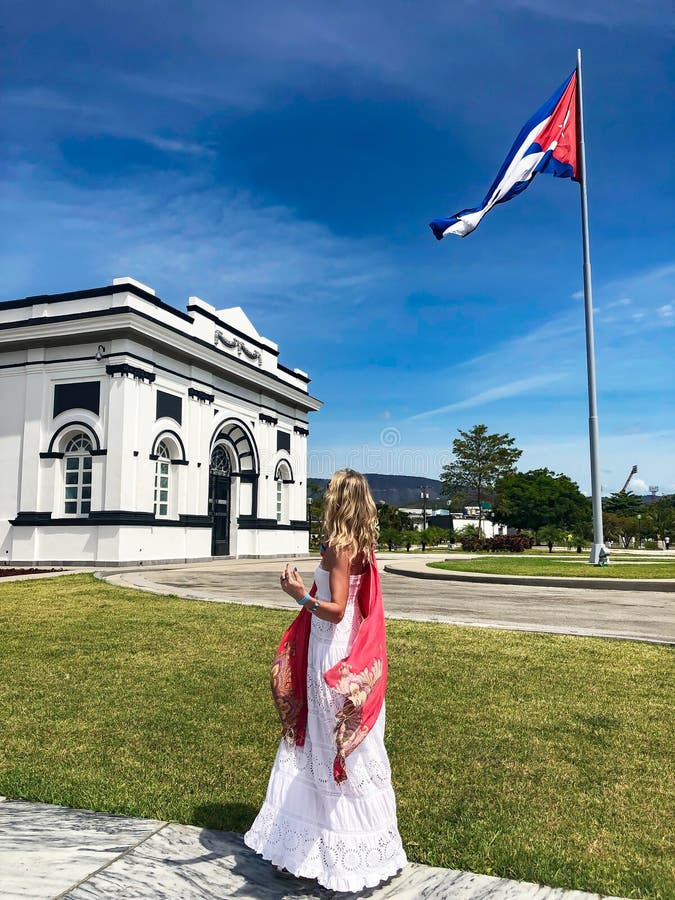 r Femme dans la ville de Santiago de Cuba image libre de droits r Femme dans la ville de Santiago de Cuba image libre de droits