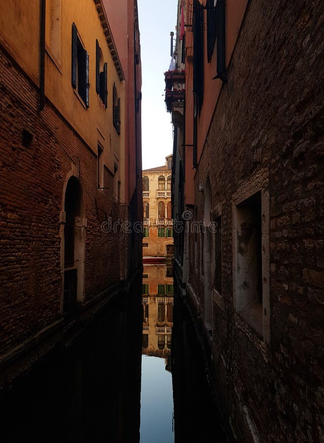 R?flexion dans un canal de Venise images stock R?flexion dans un canal de Venise images stock