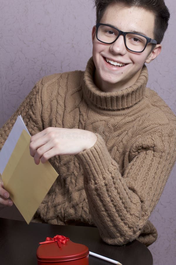 r Ist in der Nähe ein Kasten mit einem Geschenk E lizenzfreie stockfotografie r Ist in der Nähe ein Kasten mit einem Geschenk E lizenzfreie stockfotografie