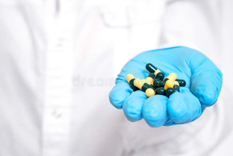 R?ka lekarki trzyma wiele r??ne pigu?ki. Placebo narkotyzuje poj?cie. Leczenie i opieka zdrowotna. medycyna na różne choroby szp zdjęcie royalty free R?ka lekarki trzyma wiele r??ne pigu?ki. Placebo narkotyzuje poj?cie. Leczenie i opieka zdrowotna. medycyna na różne choroby szp zdjęcie royalty free