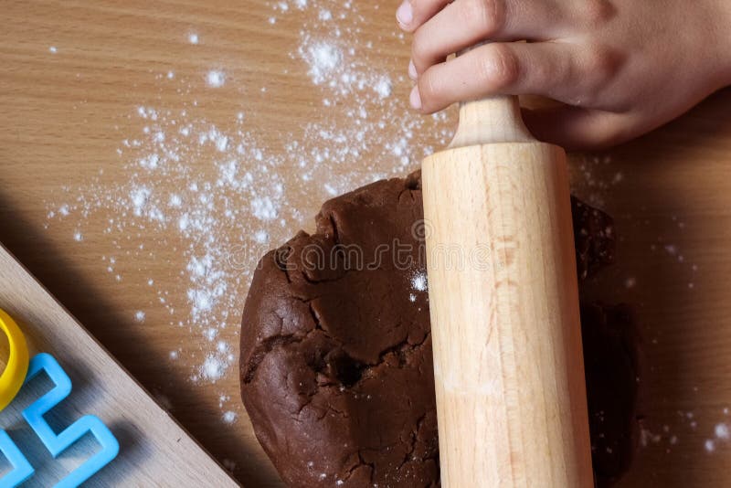 R?ki ci?? na arkusze ciasto z toczn? szpilk? ma?a dziewczynka Kulinarni tradycyjni Wielkanocni ciastka Wielkanocny karmowy poj?ci fotografia stock R?ki ci?? na arkusze ciasto z toczn? szpilk? ma?a dziewczynka Kulinarni tradycyjni Wielkanocni ciastka Wielkanocny karmowy poj?ci fotografia stock