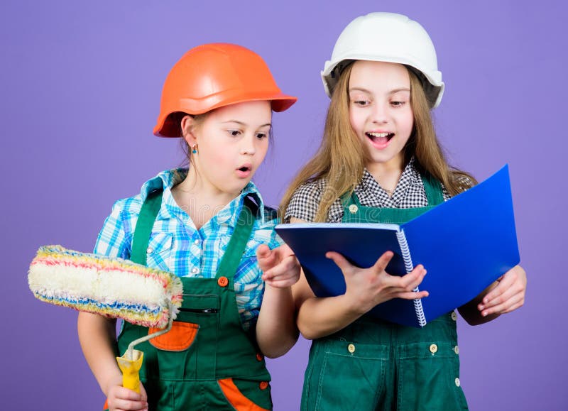 R?novation amateur Soeurs r?novant la maison Activit?s d'am?lioration de l'habitat Enfants choisissant la couleur de peinture pou images libres de droits R?novation amateur Soeurs r?novant la maison Activit?s d'am?lioration de l'habitat Enfants choisissant la couleur de peinture pou images libres de droits
