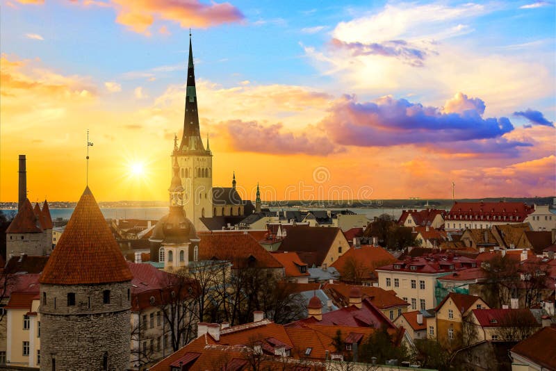 r o L'orizzonte di vecchia città, espone al sole fotografie stock libere da diritti r o L'orizzonte di vecchia città, espone al sole fotografie stock libere da diritti
