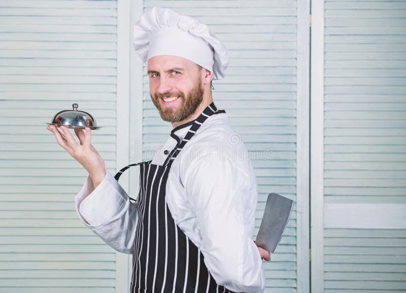 Profesional en cocina. hombre con delantal de hipster de cocinero