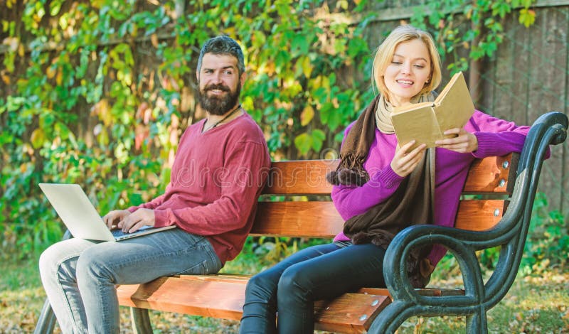R?seau Internet comme base de connaissances la femme a lu l'ordinateur portable d'utilisation de livre de papier et d'homme Ce qu photographie stock libre de droits R?seau Internet comme base de connaissances la femme a lu l'ordinateur portable d'utilisation de livre de papier et d'homme Ce qu photographie stock libre de droits