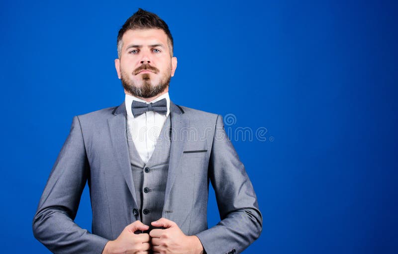 _ r Sk?ggig man i formell dr?kt esthete stilfull scenansvarig royaltyfria bilder _ r Sk?ggig man i formell dr?kt esthete stilfull scenansvarig royaltyfria bilder
