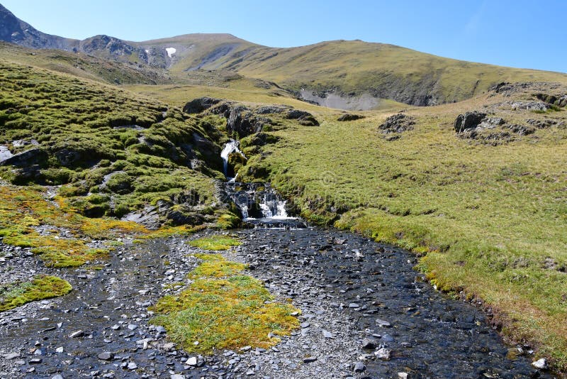 Rússia, Cáucaso, Arkhyz. Nascente do Gabulu-Chat num dia de outono soalheiro fotografia de stock