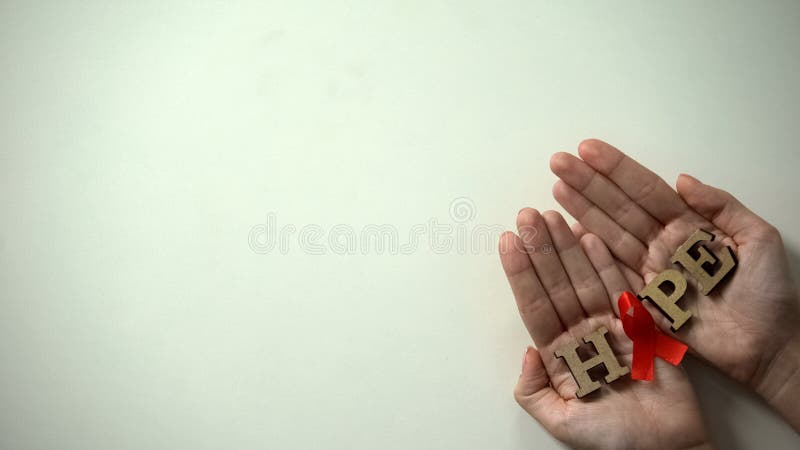R?tt band- och hoppord i kvinnliga h?nder, HJ?LPMEDELmedvetenhetaktion, l?karbehandling fotografering för bildbyråer R?tt band- och hoppord i kvinnliga h?nder, HJ?LPMEDELmedvetenhetaktion, l?karbehandling fotografering för bildbyråer