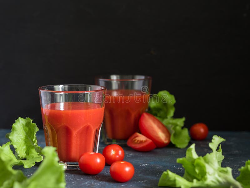 r Παραδοσιακή ισπανική κρύα σούπα gazpacho με τις ώριμες ντομάτες ή φρέσκος χυμός ντοματών στα γυαλιά σε ένα σκοτεινό υπόβαθρο στοκ εικόνα r Παραδοσιακή ισπανική κρύα σούπα gazpacho με τις ώριμες ντομάτες ή φρέσκος χυμός ντοματών στα γυαλιά σε ένα σκοτεινό υπόβαθρο στοκ εικόνα