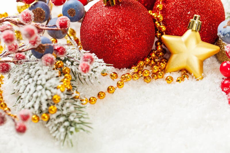 r Граница состава Xmas с безделушками красного яркого блеска стеклянными, ягодами падуба, звездой золота, гирляндой и зеленой хво стоковая фотография r Граница состава Xmas с безделушками красного яркого блеска стеклянными, ягодами падуба, звездой золота, гирляндой и зеленой хво стоковая фотография