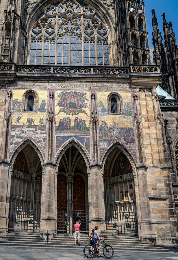 r Прага Собор St Vitus Готический стиль, XIV век Золотые ворота украшенные с венецианскими мозаиками Niccoletto стоковая фотография r Прага Собор St Vitus Готический стиль, XIV век Золотые ворота украшенные с венецианскими мозаиками Niccoletto стоковая фотография