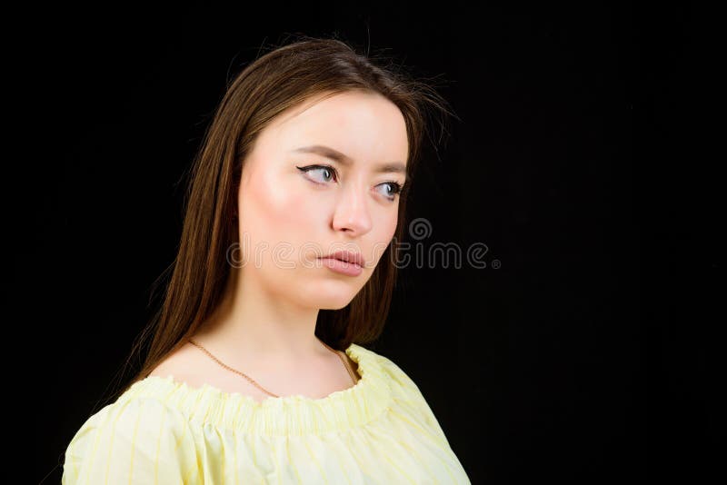 r 发光与自然美人 俏丽的女孩skincare和构成 美化的面孔头发和皮肤 库存图片 r 发光与自然美人 俏丽的女孩skincare和构成 美化的面孔头发和皮肤 库存图片