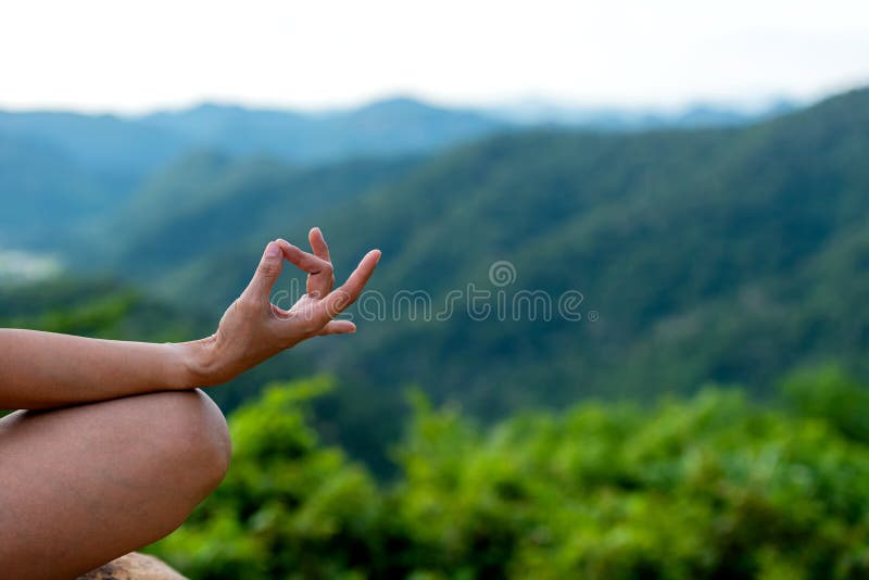 r 妇女做瑜伽生活方式在室外的平衡实践和禅宗 妇女健身的l行使重要和凝思 免版税库存图片 r 妇女做瑜伽生活方式在室外的平衡实践和禅宗 妇女健身的l行使重要和凝思 免版税库存图片