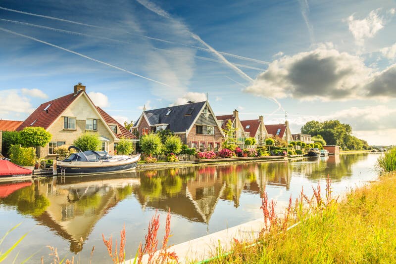 Raadhuislaan, Leimuiden, Gemeente Kaag en Braassem, Zuid Holland, Nederland