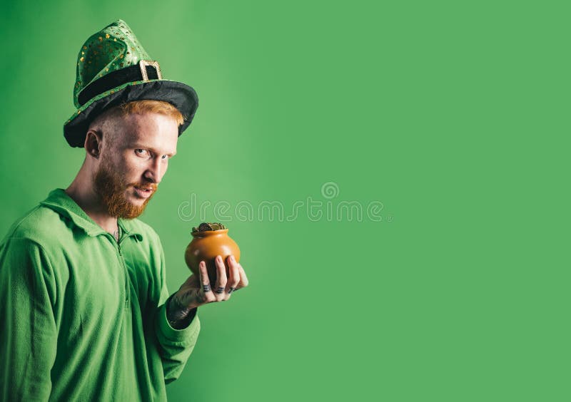 rabatowy dni pattys st Patricks dnia garnek złoto i shamrocks Czerwony włosiany mężczyzna w Świątobliwym Patrick dnia leprechaun obraz royalty free rabatowy dni pattys st Patricks dnia garnek złoto i shamrocks Czerwony włosiany mężczyzna w Świątobliwym Patrick dnia leprechaun obraz royalty free