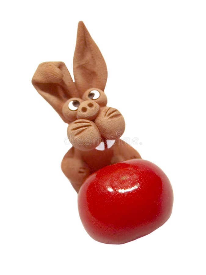 Arcilla juguete de pequeno conejo a cereza.