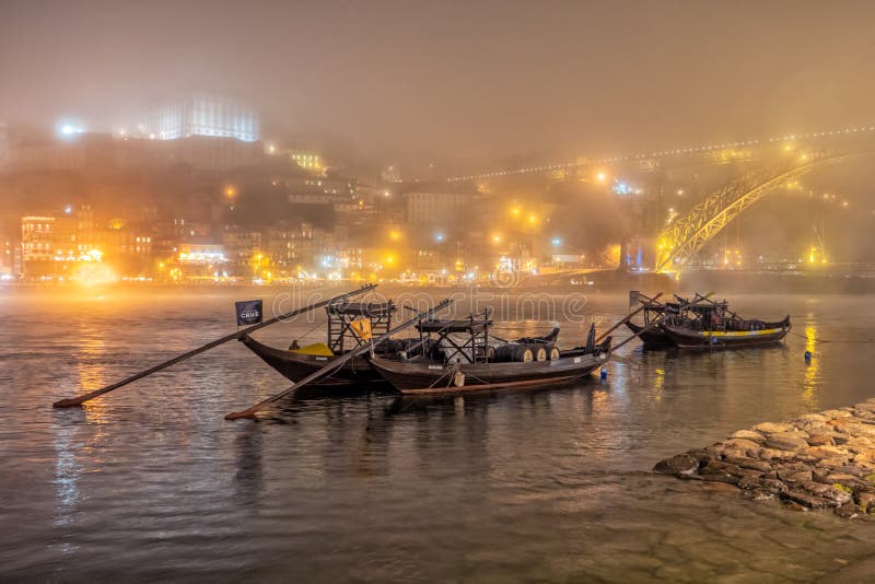 Rabelos y Oporto en una noche con una niebla del mar, Portugal imagenes de archivo Rabelos y Oporto en una noche con una niebla del mar, Portugal imagenes de archivo