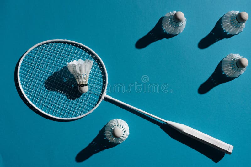 Racchetta di volano e shuttlecocks fotografie stock libere da diritti Racchetta di volano e shuttlecocks fotografie stock libere da diritti