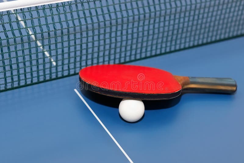 Racchetta e sfera di ping-pong immagini stock Racchetta e sfera di ping-pong immagini stock